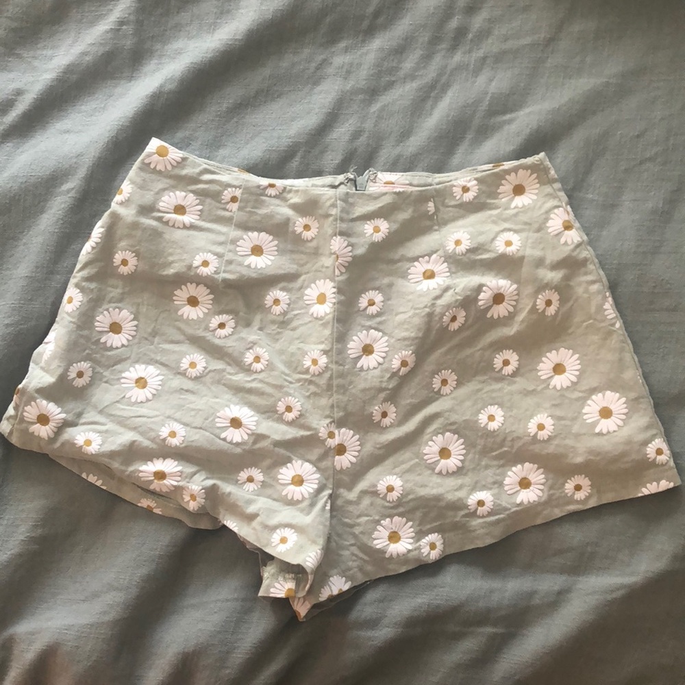 Daisy shorts with zipper